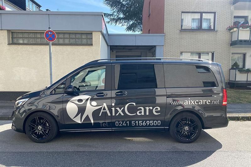 Ein Aixcare-Transporter steht am Straßenrand