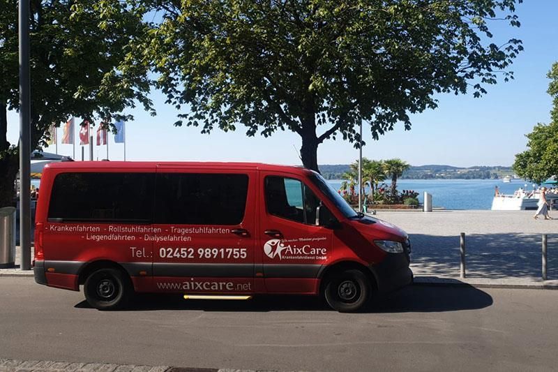 Ein roter Lieferwagen steht am Straßenrand