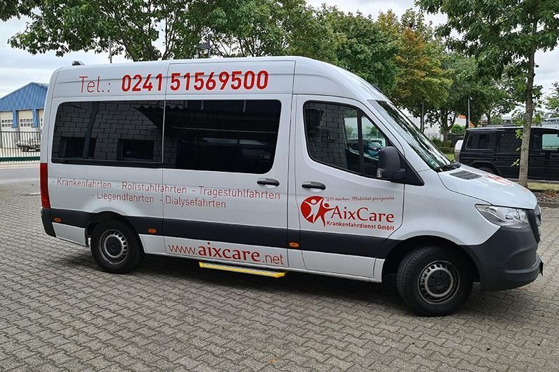 Ein weißer Lieferwagen mit einer Telefonnummer an der Seite