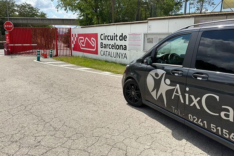 Ein schwarzer Lieferwagen steht vor einer Wand mit der Aufschrift „Circuit de Barcelona“