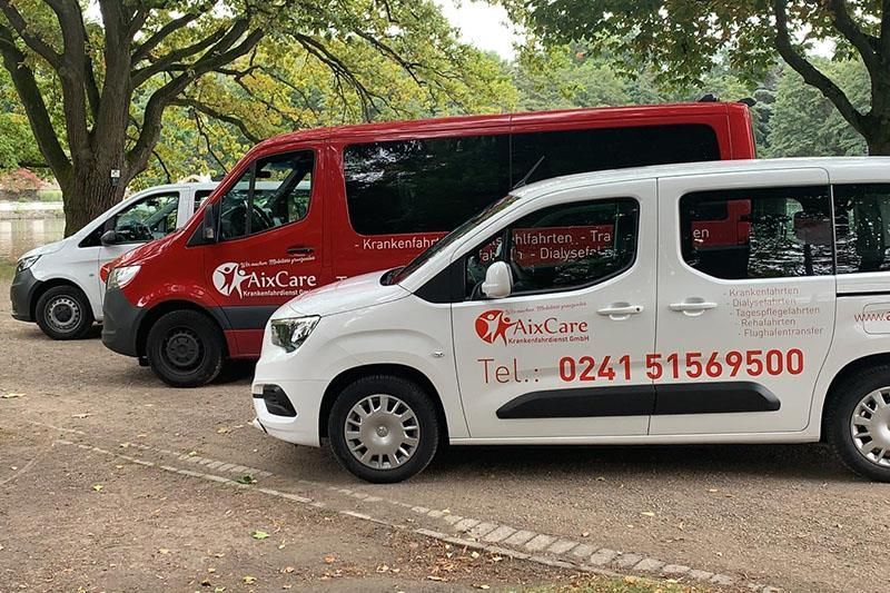 Auf einem Parkplatz stehen drei Lieferwagen nebeneinander.