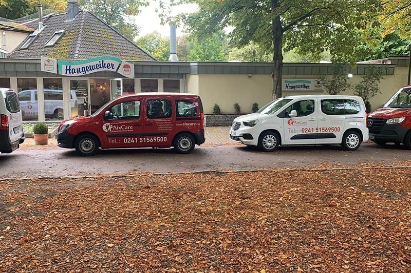 Eine Reihe von Lieferwagen parkt vor einem Gebäude