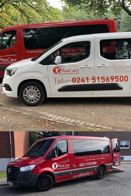 Zwei rot-weiße Lieferwagen stehen nebeneinander auf einer Straße.