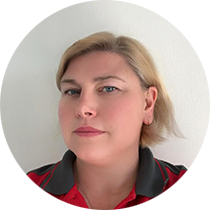 Eine Frau in einem rot-schwarzen Hemd steht in einem Kreis.