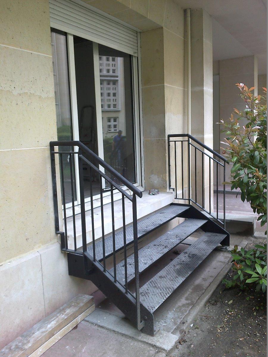 Escalier extérieur droit