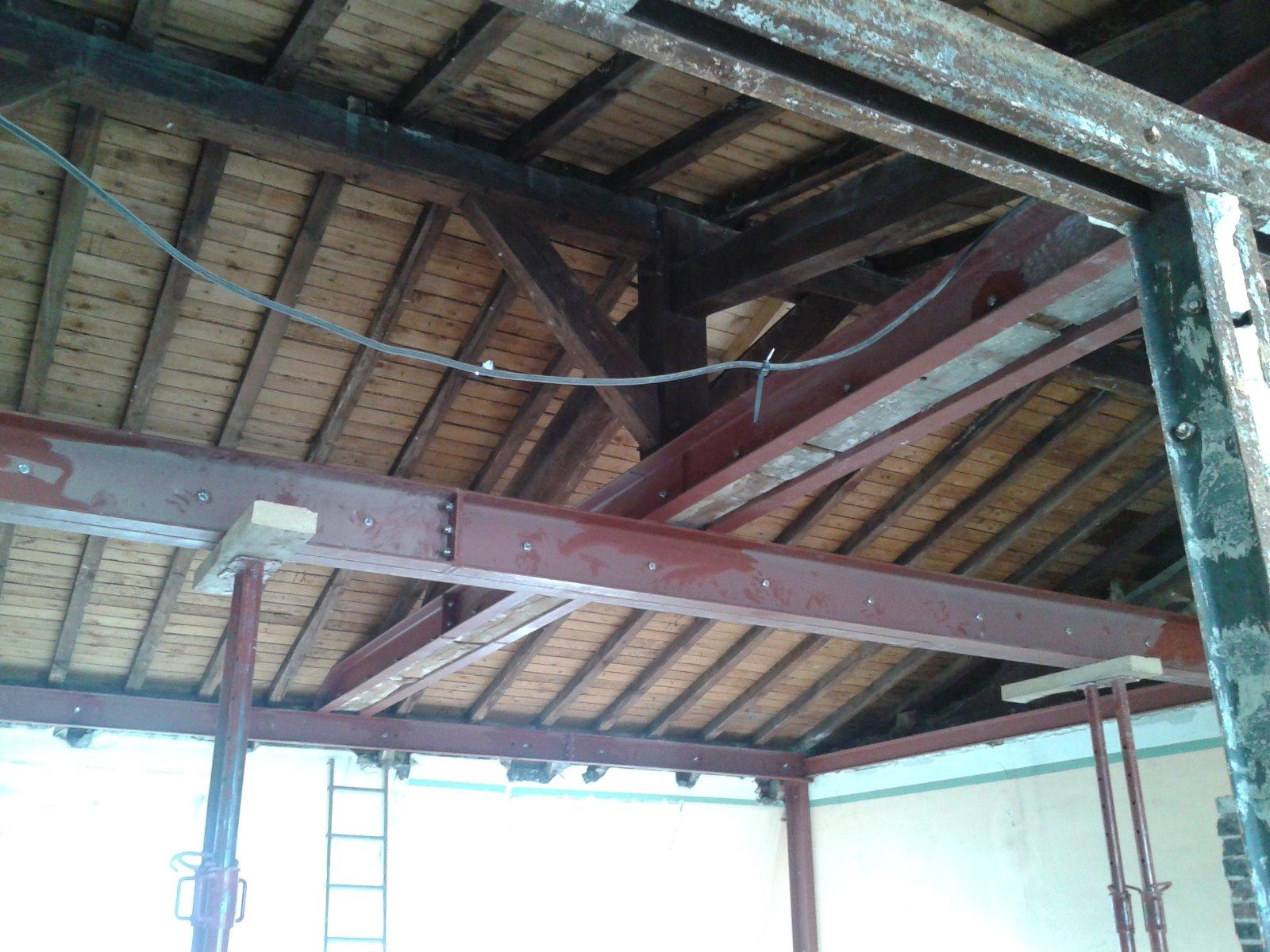 Pose d'étayage sous toiture