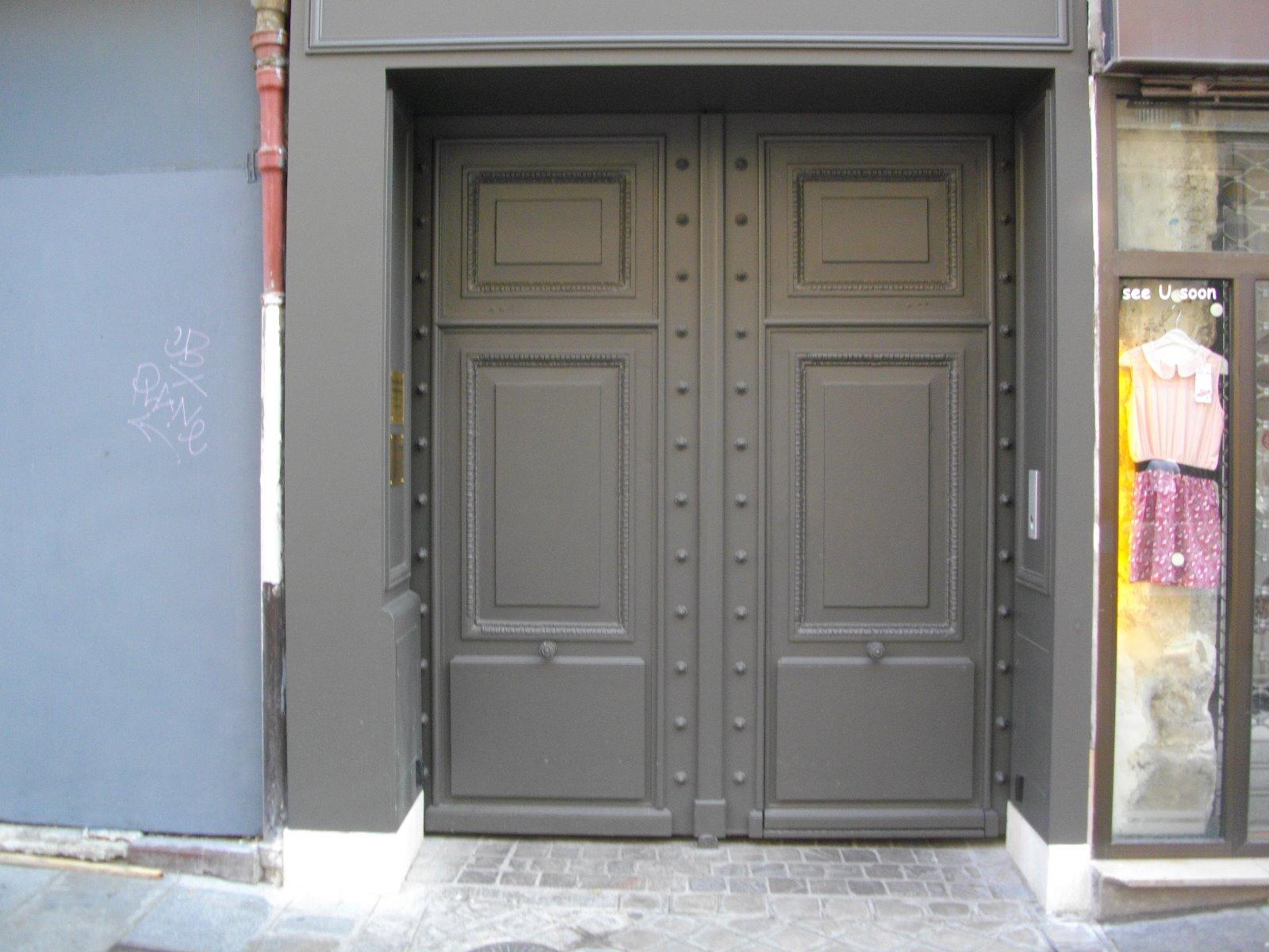 Porte cochère gris en bois et métal