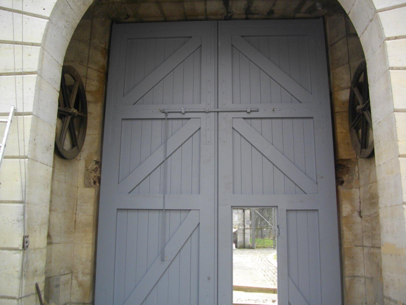 Porte cochère grise