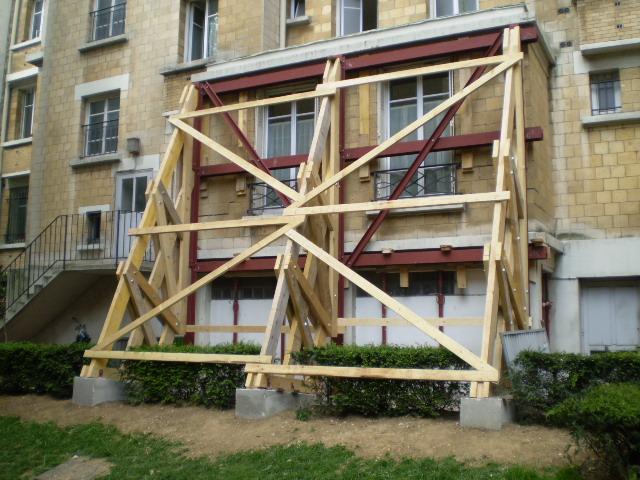 Pose d'étais sur la façade d'immeuble