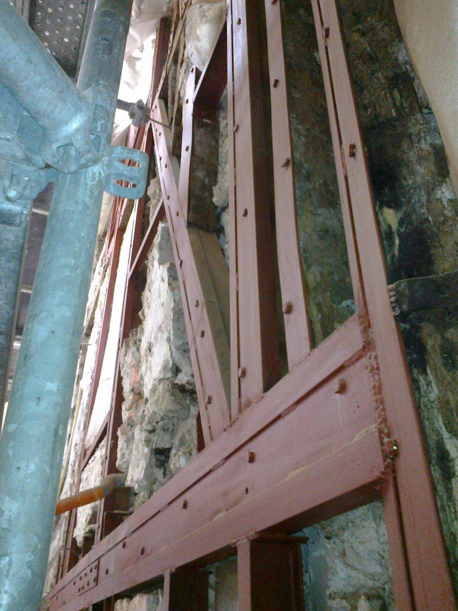 Structure métallique en renforcement d'un mur