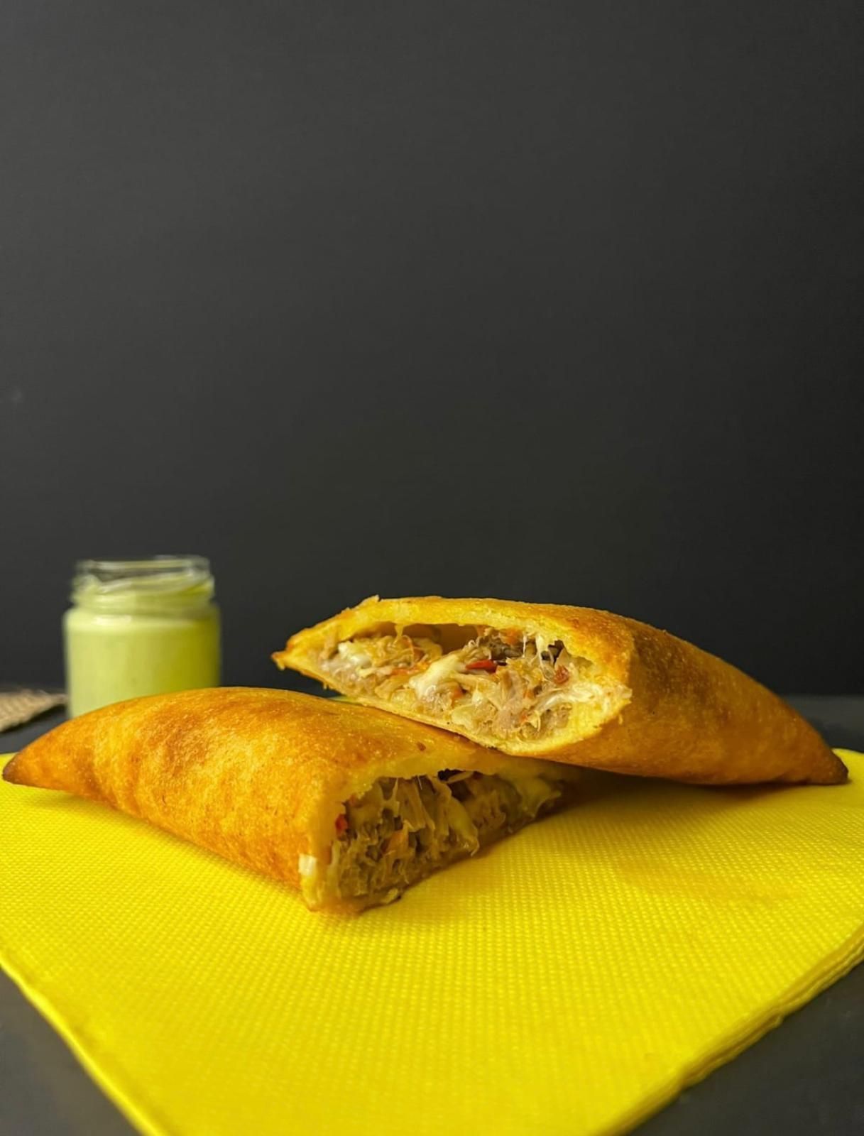 Un primer plano de un pastel en una servilleta sobre una mesa.