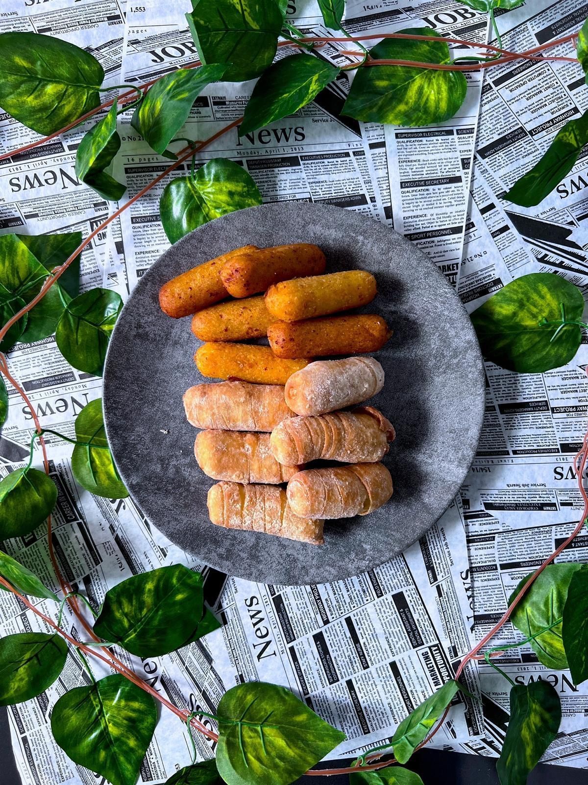 Un plato de comida está encima de un periódico sobre una mesa.