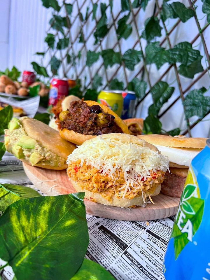 Hay muchos tipos diferentes de comida en la mesa.