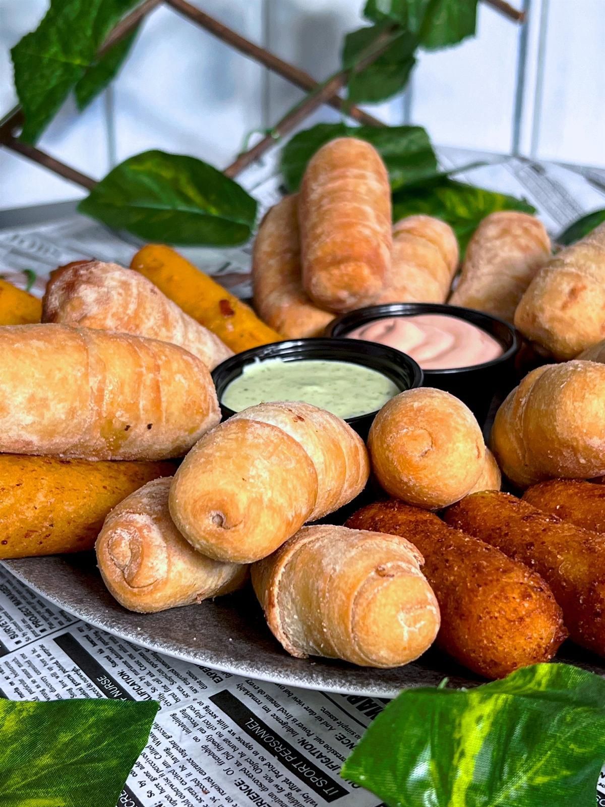 Hay muchos tipos diferentes de comida en el plato.