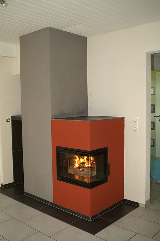 Speicherofen mit Glastüre über Eck und Holznische - Strässler Fire & Design GmbH