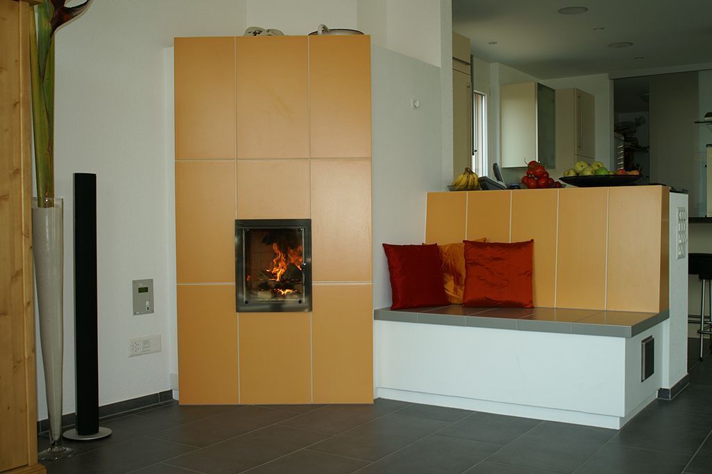 Speicherofen mit grossformatigen Kacheln - Strässler Fire & Design GmbH