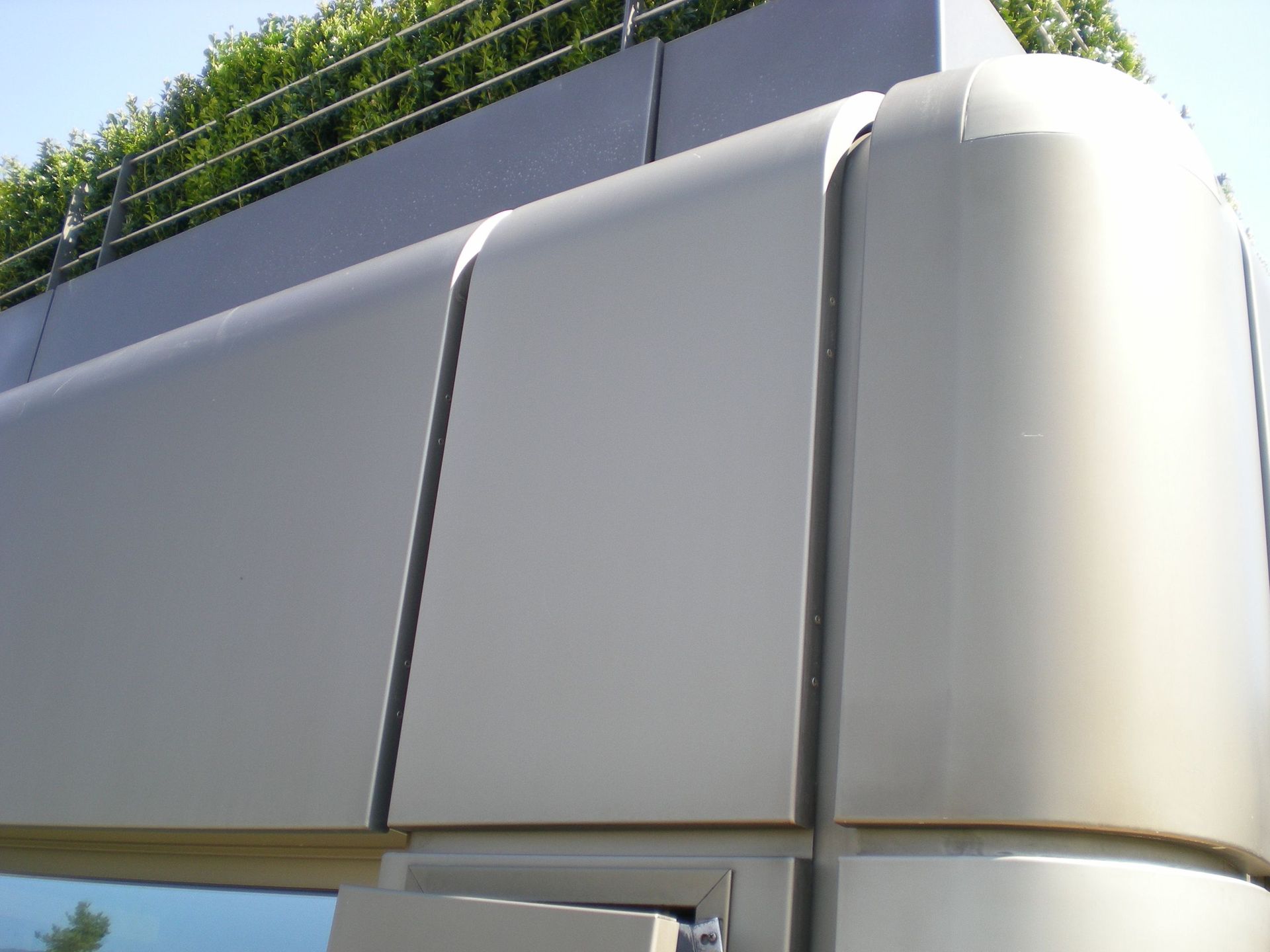 Fassade nach Grundreinigung - Stricker Gebäudereinigung