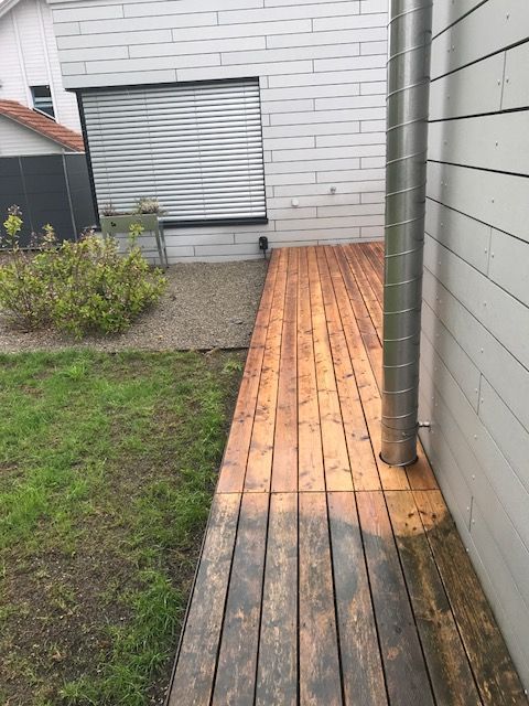 Holzboden vorderer Teil gereinigt - Stricker Reinigung