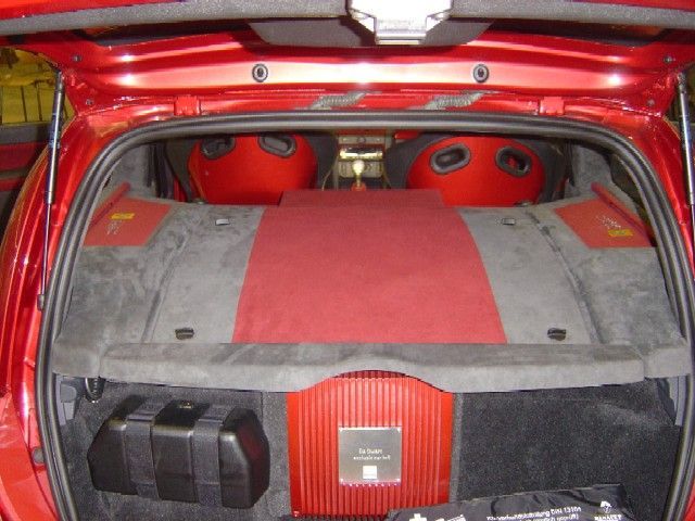 Renault Clio Sport V6, komplette Innenausstattung in Alcantara rot/anthrazit neu angefertigt und montiert. Himmel in Alcantara neu bezogen.