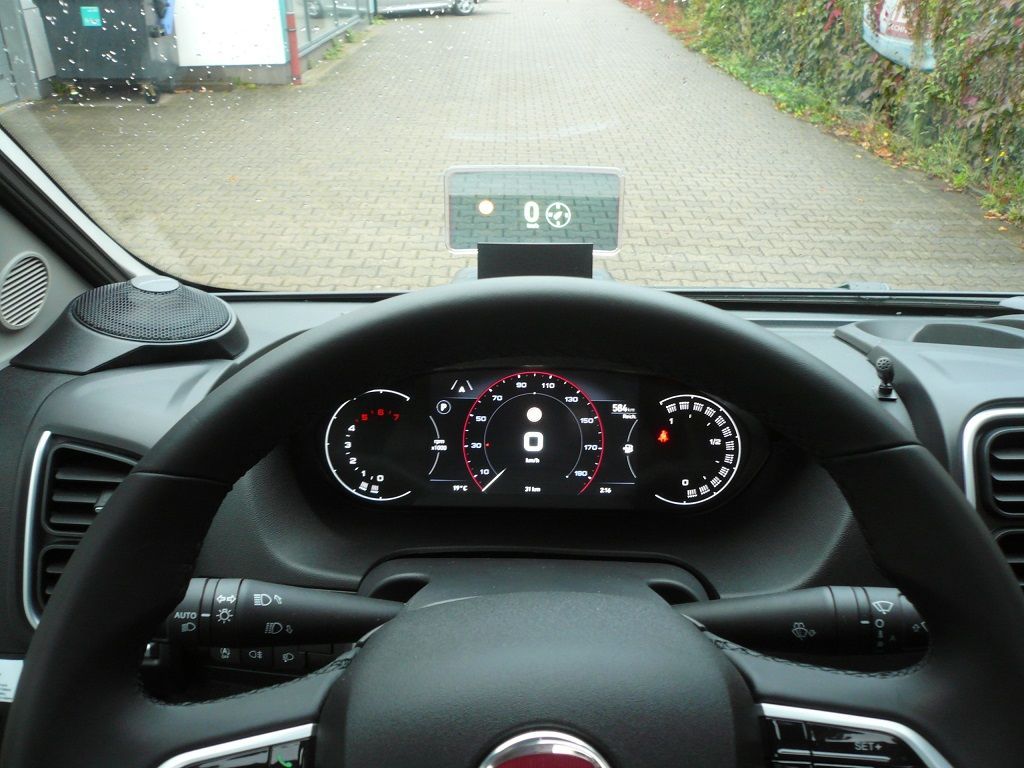 Pioneer AVIC-Z1000DAB-C inkl. Head-up-Display, Thitronik Alarmanlage inkl. diversen Sensoren und das Alpine Adventure Soundsystem für Ducato nachgerüstet.