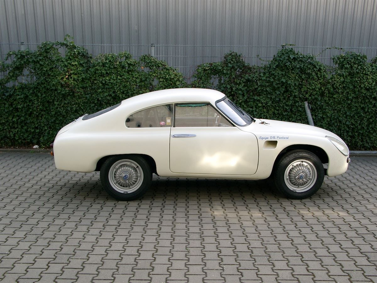 Komplette Innenausstattung & Teppichgarnitur neu angefertigt und montiert.