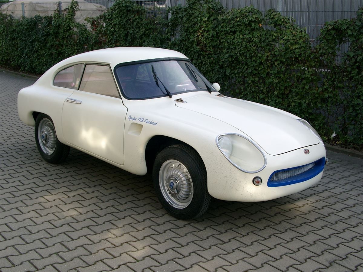 Panhard  Innenausstattung  in Rotem Leder neu angefertigt und montiert.