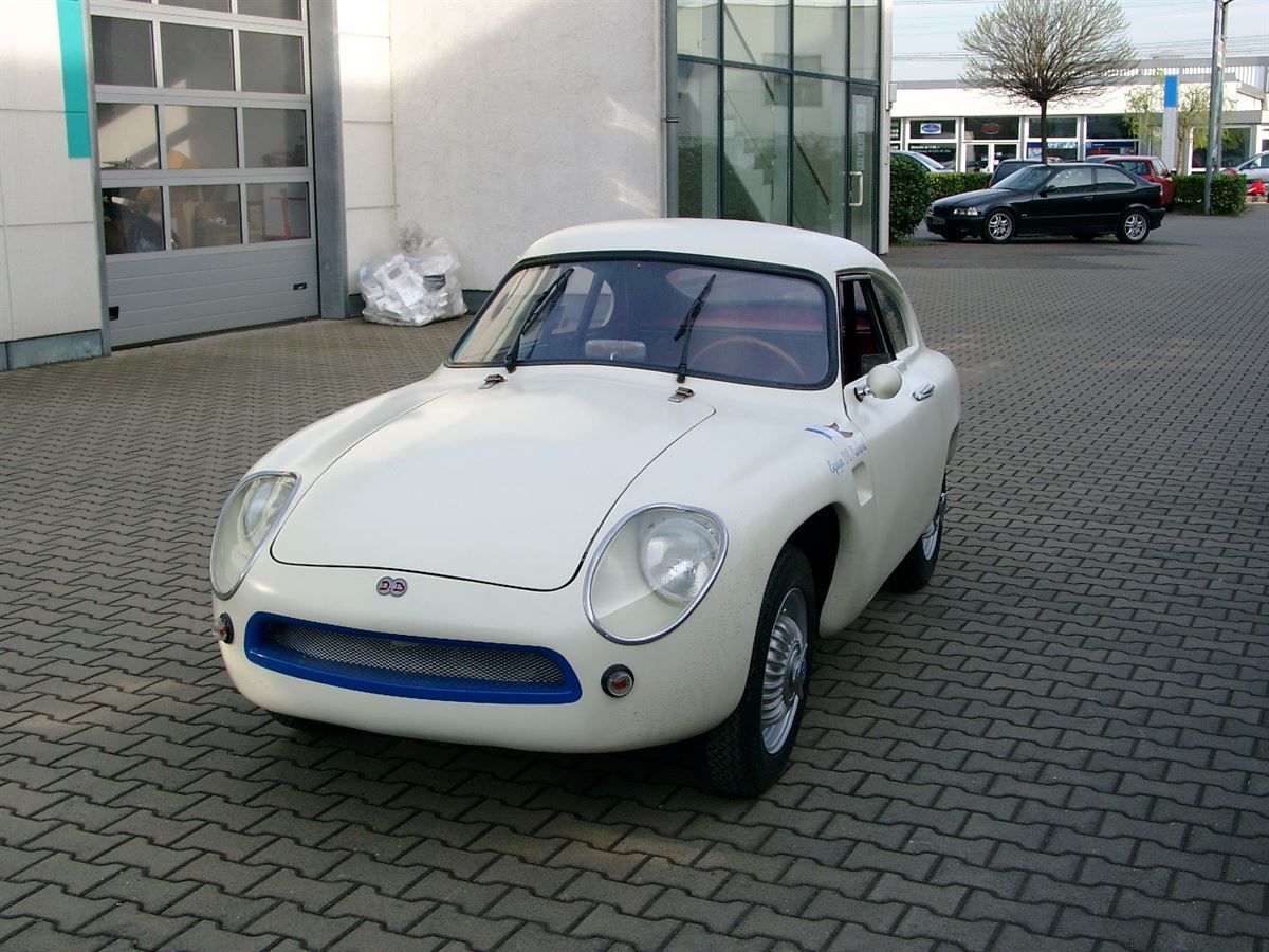 Komplette Innenausstattung & Teppichgarnitur neu angefertigt und montiert.