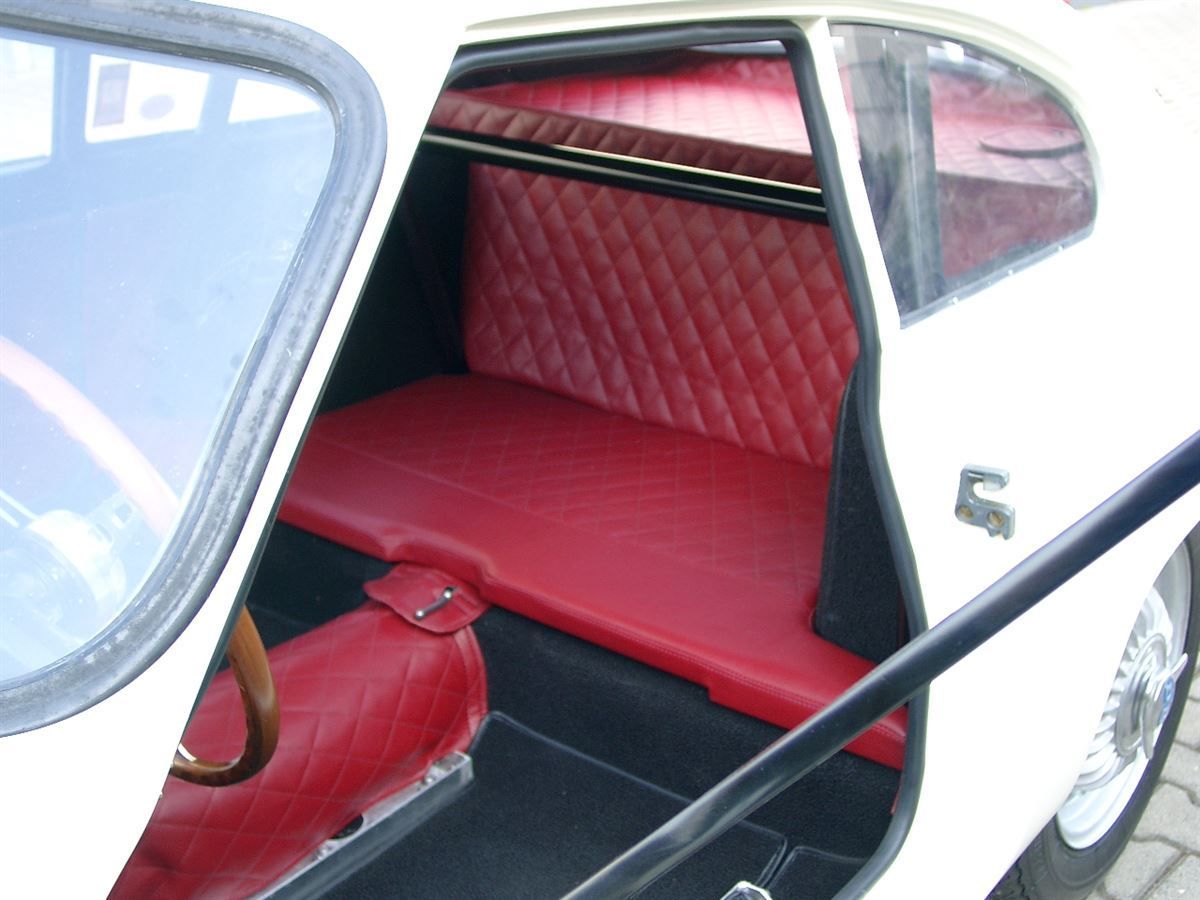 Komplette Innenausstattung & Teppichgarnitur neu angefertigt und montiert.