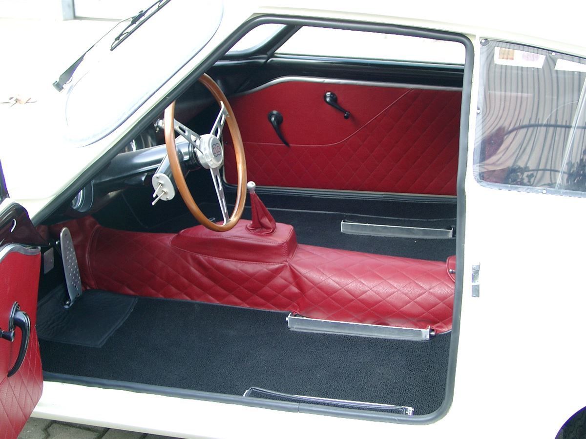 Komplette Innenausstattung & Teppichgarnitur neu angefertigt und montiert.