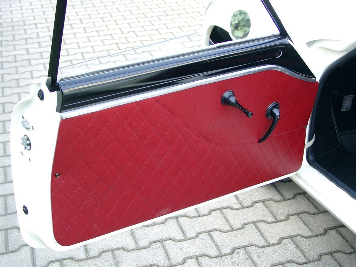 Komplette Innenausstattung & Teppichgarnitur neu angefertigt und montiert.