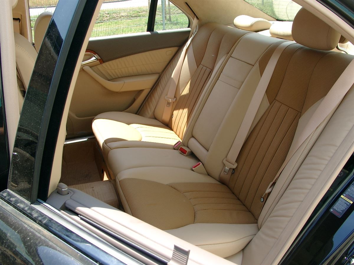 Mercedes S65 AMG (Neufahrzeug), Sitzinnenteile in gelochtem Cognac Leder neu bezogen.