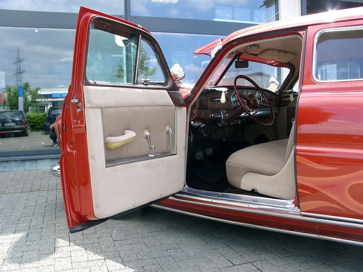 Komplette Innenausstattung neu angefertigt und montiert.