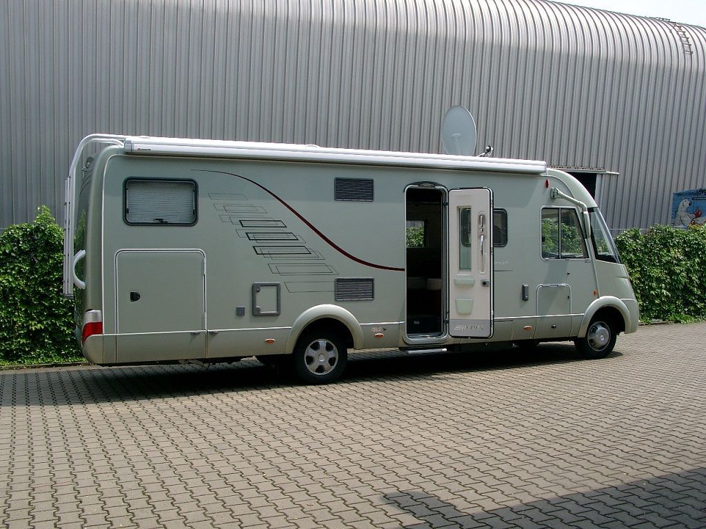 Alpine 2-DIN Navigation, SAT TV und DVB-T nachgerüstet.