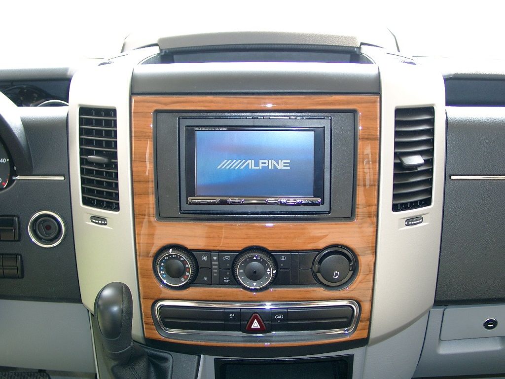 Alpine 2-DIN Navigation, SAT TV und DVB-T nachgerüstet.