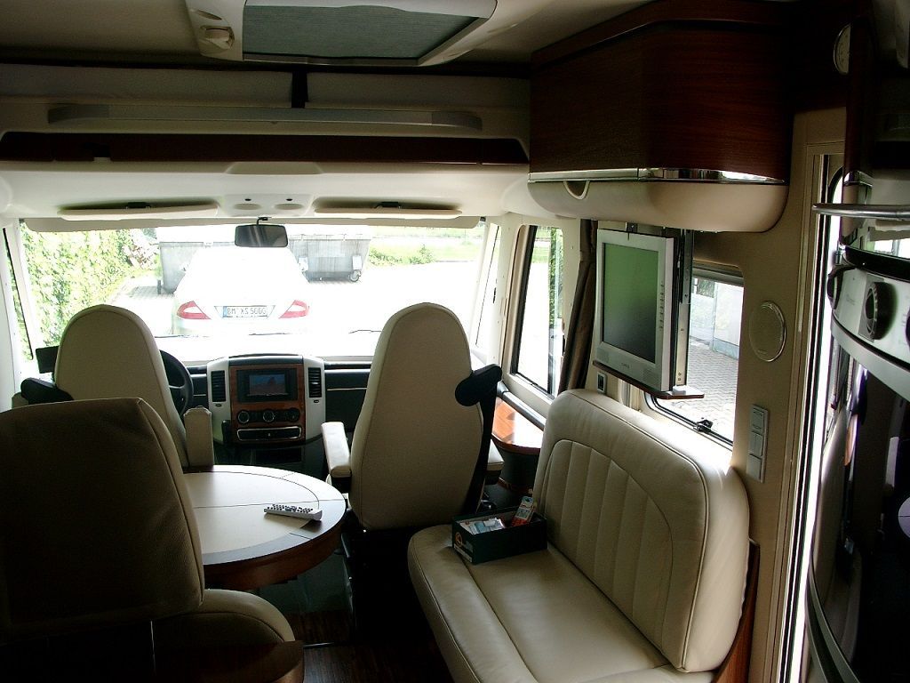 Alpine 2-DIN Navigation, SAT TV und DVB-T nachgerüstet.