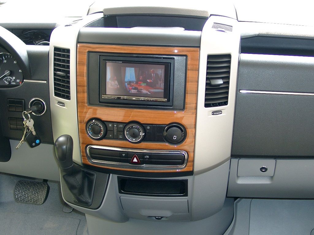 Alpine 2-DIN Navigation, SAT TV und DVB-T nachgerüstet.