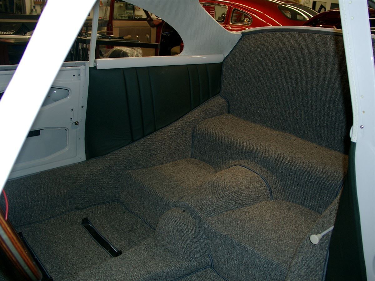Komplette Innenausstattung, Himmel & Teppichgarnitur neu angefertigt und montiert.