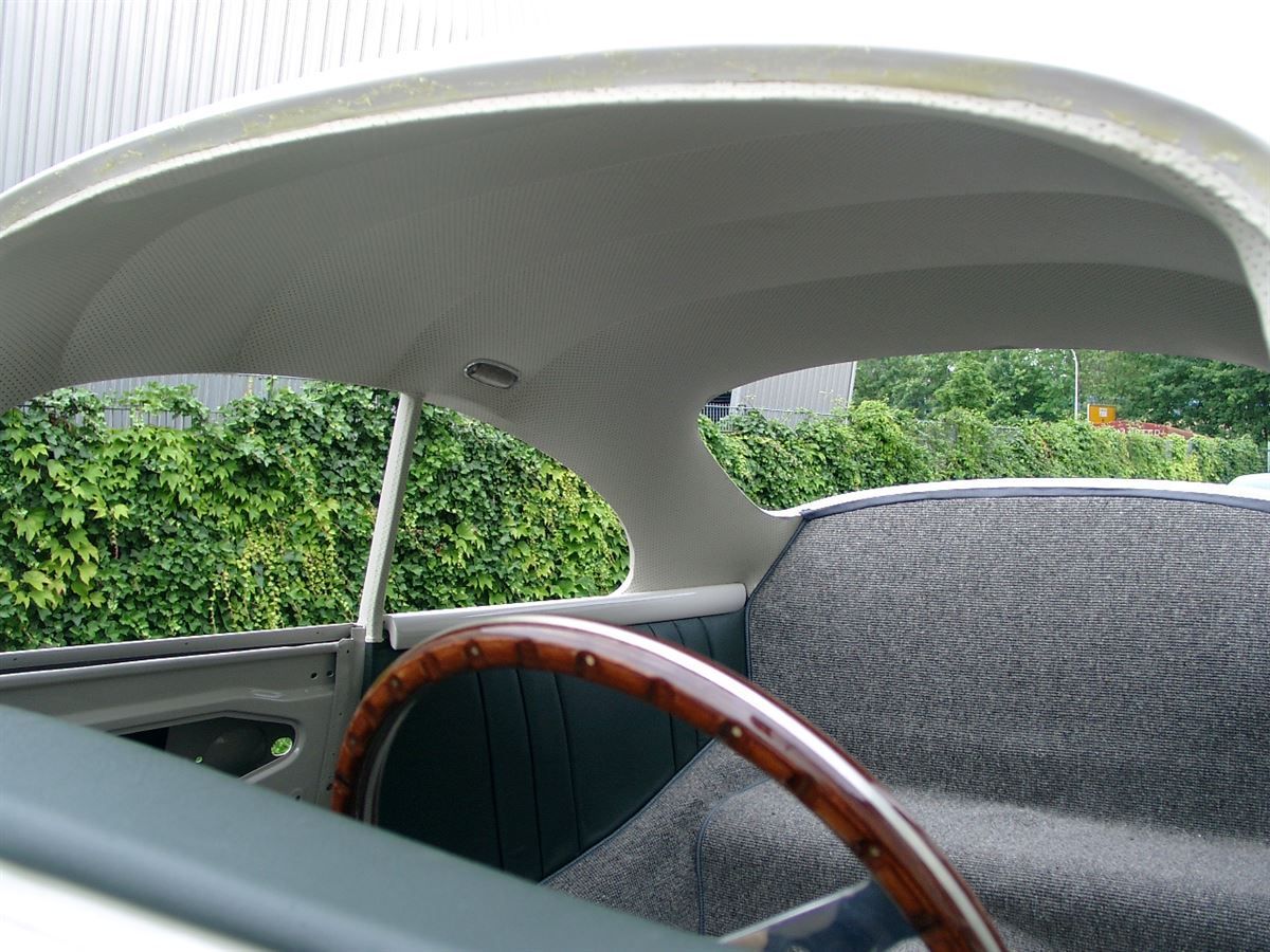 Komplette Innenausstattung, Himmel & Teppichgarnitur neu angefertigt und montiert.