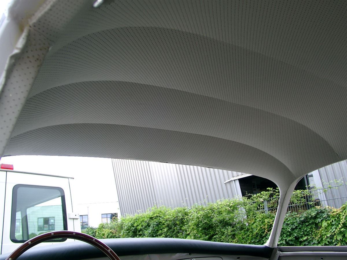 Das Innere eines Autos mit einem Holzlenkrad