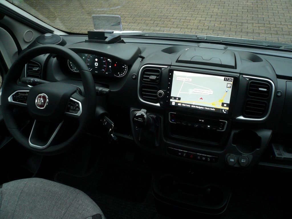 Pioneer AVIC-Z1000DAB-C inkl. Head-up-Display, Thitronik Alarmanlage inkl. diversen Sensoren und das Alpine Adventure Soundsystem für Ducato nachgerüstet.