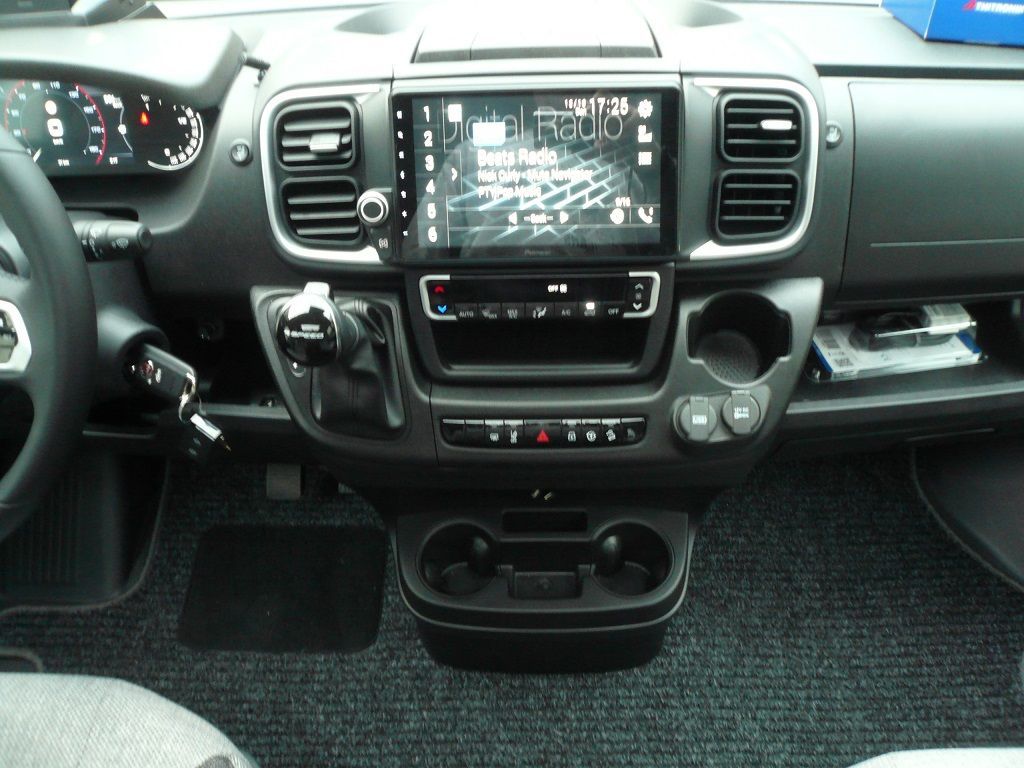 Pioneer AVIC-Z1000DAB-C inkl. Head-up-Display, Thitronik Alarmanlage inkl. diversen Sensoren und das Alpine Adventure Soundsystem für Ducato nachgerüstet.