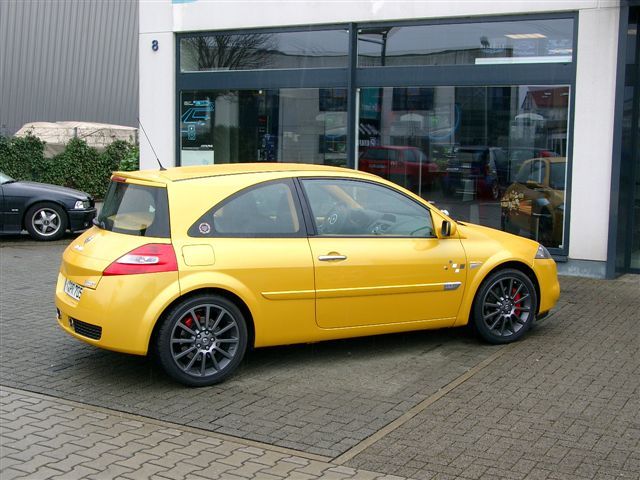 Renault Megane Sport F1, Innenausstattung in Leder Schwarz / Alcantara gelb neu angefertigt und montiert. Himmel und Hutablage in gelben Alcantara neu bezogen, Logo eingestickt.