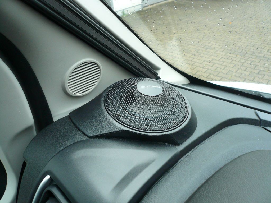 Pioneer AVIC-Z1000DAB-C inkl. Head-up-Display, Thitronik Alarmanlage inkl. diversen Sensoren und das Alpine Adventure Soundsystem für Ducato nachgerüstet.