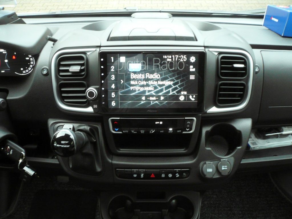 Pioneer AVIC-Z1000DAB-C inkl. Head-up-Display, Thitronik Alarmanlage inkl. diversen Sensoren und das Alpine Adventure Soundsystem für Ducato nachgerüstet.