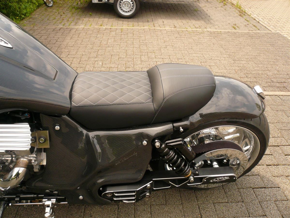 Sitzpolsterung angefertigt & angepasst. Bezug nach Vorgabe mit Rautenmuster angefertigt & montiert.