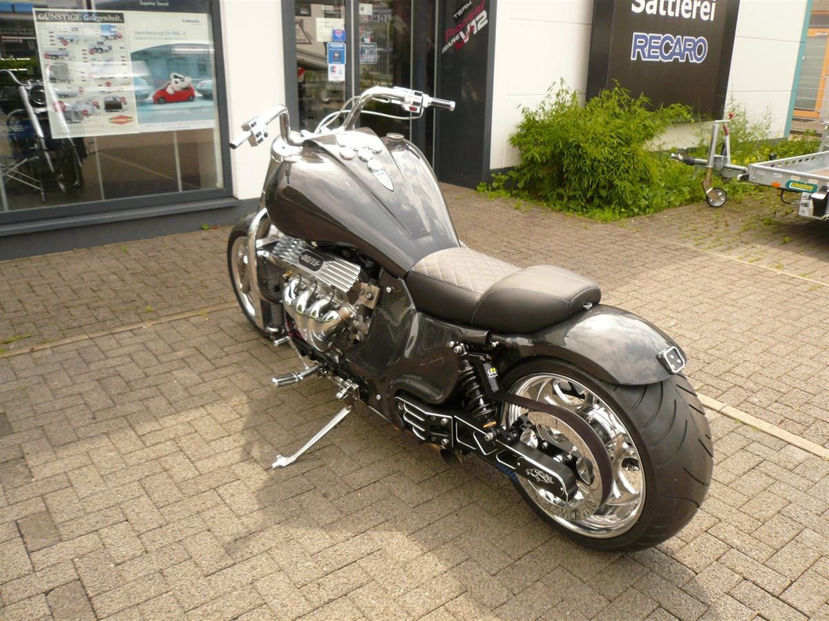 Sitzpolsterung angefertigt & angepasst. Bezug nach Vorgabe mit Rautenmuster angefertigt & montiert.