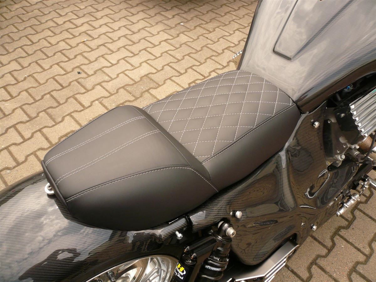 Sitzpolsterung angefertigt & angepasst. Bezug nach Vorgabe mit Rautenmuster angefertigt & montiert.