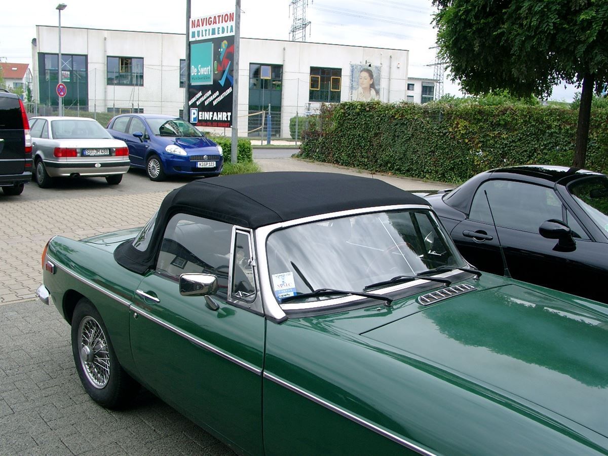 MG-B, Verdeckbezug in Sonnenland Stoff schwarz geliefert und montiert.