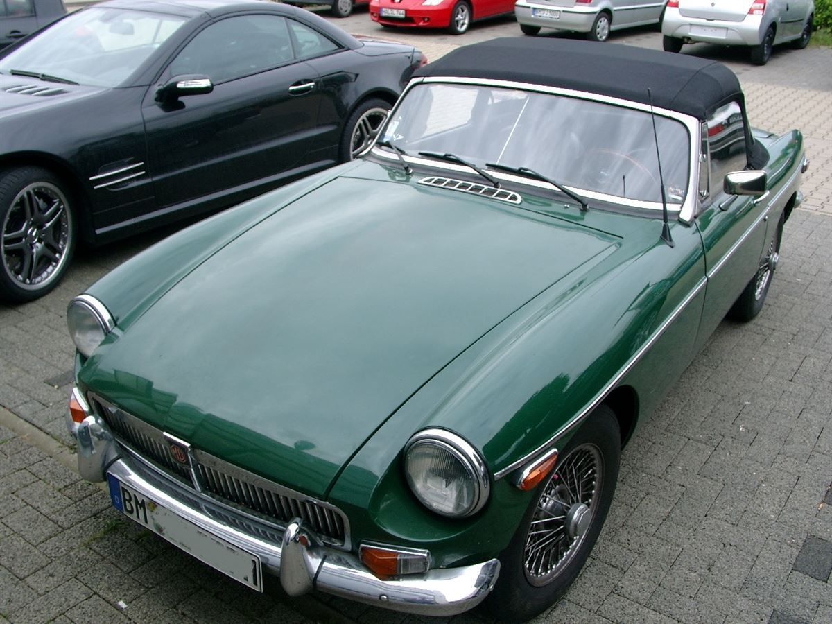 MG-B, Verdeckbezug in Sonnenland Stoff schwarz geliefert und montiert.