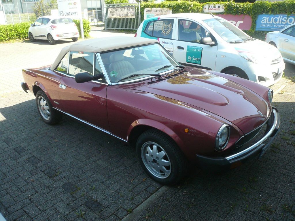 Fiat 124 Spider, Verdeckbezug in Sonnenland Stoff Beige geliefert und montiert.